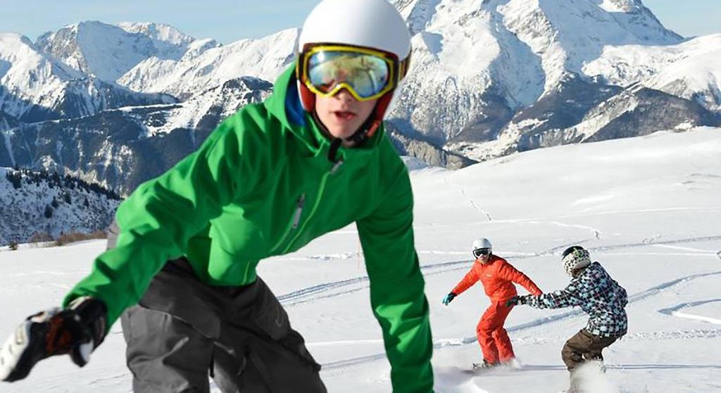 Sport & Activiteiten** Landsporten Groepslessen Gratis toegang Minimale leeftijd (jaren) Beschikbare data Skischool Alle niveaus 4 jaar oud Altijd Snowboarden Alle niveaus 12 jaar oud Altijd Zaal