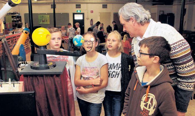 lokale en regionale media en aandacht voor de Brede school Moerdijk op de websites van Stichting de Waarden en de afzonderlijke scholen. Geïnteresseerden van buitenaf worden met maatwerk bediend.