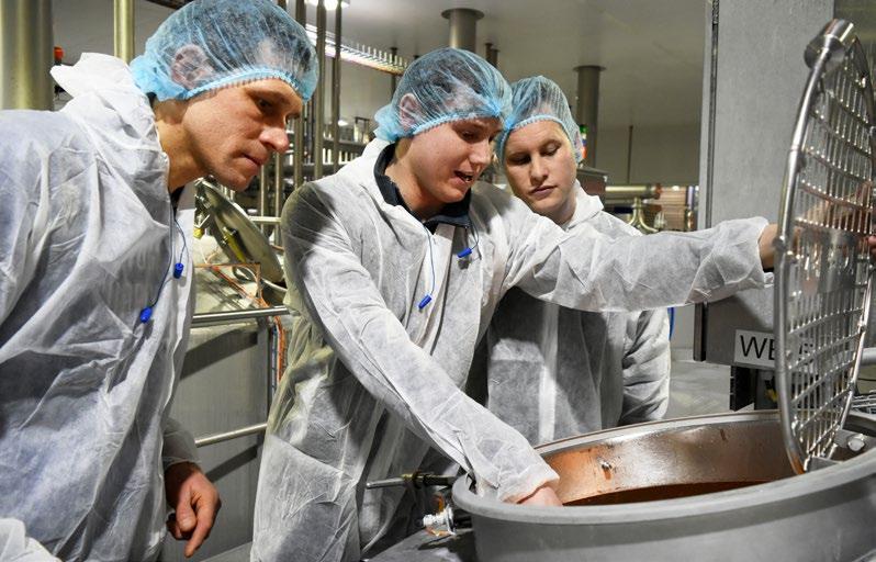 Reactie melkveehouder Jos Steenbekkers: ERG MOOI OM TE ZIEN HOE DE MELK WORDT VERWERKT TOT KAAS. HET GEBEURT EIGENLIJK OP DEZELFDE MANIER ALS HET OUDERWETSE KAAS MAKEN, MAAR DAN IN HET GROOT.