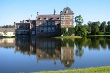 De 2-maandelijkse multiculturele markt die bezoekers trekt van heinde en ver is