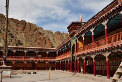 ! Het klooster behoort tot de Drukpa-strekking binnen het Tibetaans Boeddhisme en had in het verleden ook veel politieke macht.