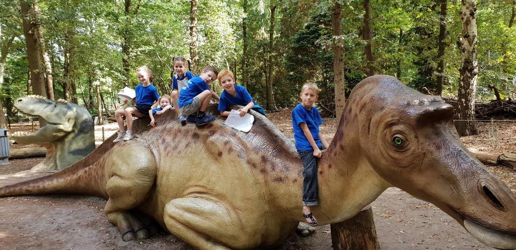 Schoolreisje 2018 j.j anspachschool oertijdmuseum We gingen naar school en toen gingen we naar de bus. Het was heel gezellig in de bus en na 20 minuten waren we er. Bij de ingang stond een grote dino.