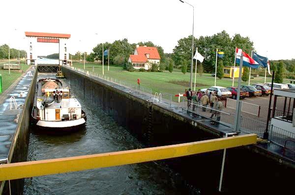 - De Rijkswateren (IJssel, Rijn en Twentekanaal): deze zijn in eigendom en beheer van Rijkswaterstaat. - Gemeentelijke stedelijke wateren: Van sommige stedelijke wateren is de gemeente eigenaar.