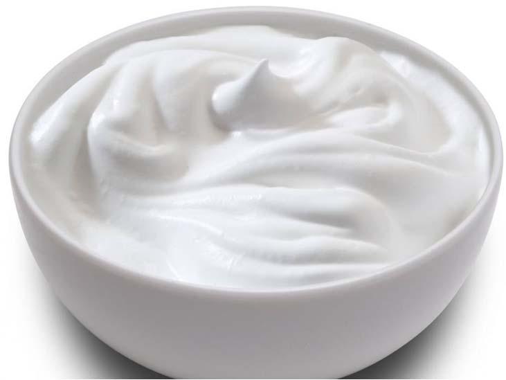 9. Yogurt Yoghurt is een melkproduct dat op gecontroleerde manier gefermenteerd en verzuurd is. Yoghurt bevat veel goede voedingsstoffen, waaronder eiwit, calcium en vitamine B12 en B2.