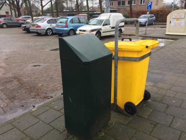 4. Vetbak Midden op de stoep tussen uitrit en inrit staat de felgele foeilelijke verzamelbak voor vet en olie, met mega prullebak.