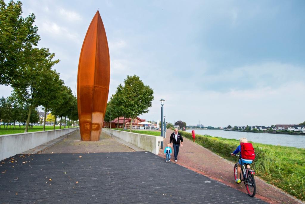 1 Inleiding Yucel Ozmen, projectleider van de werkzaamheden aan de centrumring, heet alle aanwezigen van harte welkom en stelt zichzelf en collega Bart Bordes (stedenbouwkundige) voor.