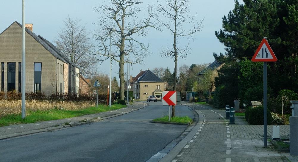 Versmalling naar één rijstrook (met bypass voor fietsers) Snelheid autoverkeer omlaag halen zonder de snelheid van de fietsers te beperken.