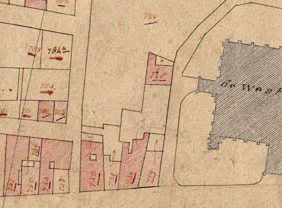 ò Afb. 1. De minuutkaart van Enkhuizen uit 1832. De rode pijl geeft de locatie aan van het huidige Koltermanstraat 1. Rijksdienst Cultureel Erfgoed, Amersfoort.