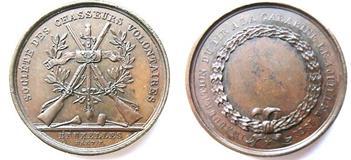 1838 - Hart, 27 mm, brons voorzijde: trofee gevormd door 2 gekruiste geweren, een sabel, een patroontas en een kruitpeer.