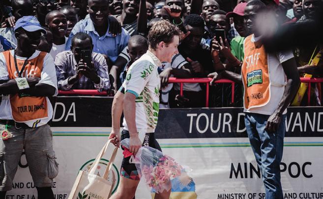 Wieler Revue #01 Reportage LINKS Adne in de massa RECHTS De Muur van Kigali: een beest Ik heb veel koersen gereden, maar de Ronde van Rwanda overtreft alles. Zo, dat is een binnenkomer.