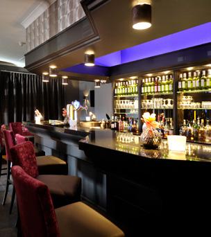 00 uur) en late night gerechtjes (22.00-01.00 uur). De lobby bar kent ook een apart, afgeschermd rookgedeelte.