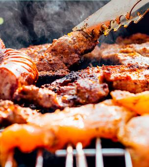 AVONDEN Iedere zondag in juli en augustus barbecue-avonden op