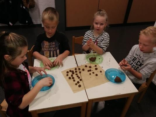 Deze week leren we de letter P van Piet en pepernoten. We hebben allemaal met juf Trea echte pepernoten gebakken in de keuken. Daar mochten we zelf wegen, deeg kneden en pepernoten bolletjes maken.