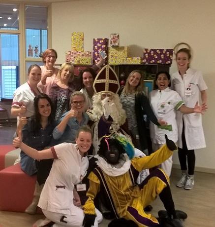 Sint en Piet in Flevoziekenhuis Almere Ook dit jaar mocht de goedheiligman op 5 december met zijn knecht op pad om kinderen te bezoeken.
