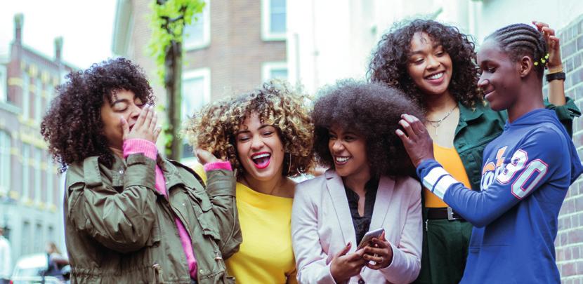 Afro haar vraagt om een bijzondere behandeling Steeds meer mensen met Afro haar willen hun natuurlijke haar behouden.