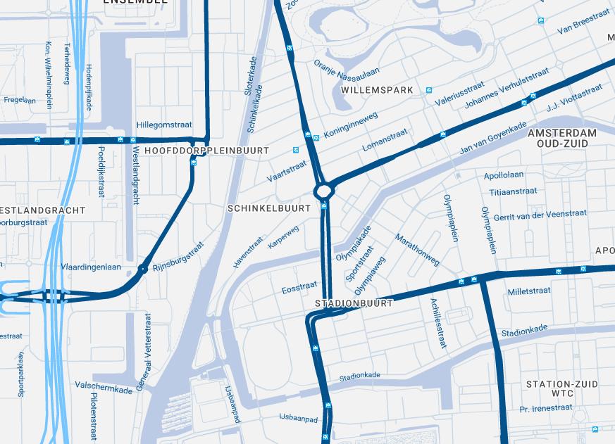 Op loopafstand is het Hoofddorpplein gelegen. Vanaf hier gaan diverse tramen busdiensten richting Amsterdam Centrum / Zuid.