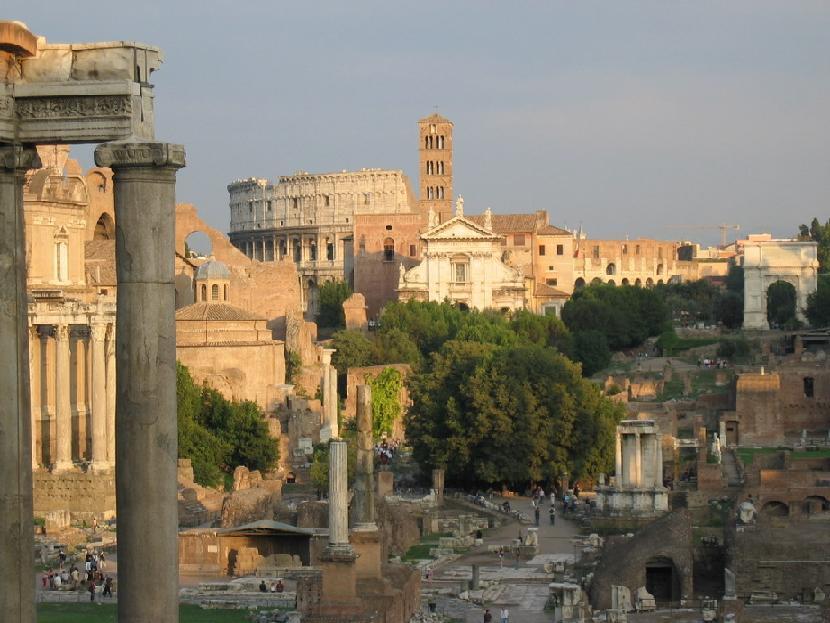 Forum Romanum Sinds de koningstijd (753-510 vóór Chr.) had Rome haar markt in het smalle dal tussen de heuvels van de Palatijn, de Caelius, de Esquilijn, de Quirinalis en het Capitolijn.