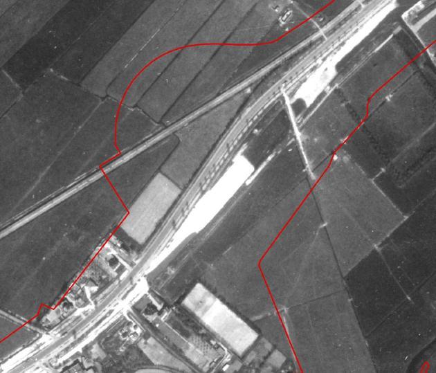 OPSTAL ZONDER DAK TRAMLIJN RIJKSSTRAATWEG Legenda Onderzoeksgebied Figuur 6: Het onderzoeksgebied op luchtfotonummer 3102, sortie D-500, daterende van 7 mei 1943, ter hoogte van de A44-Rijksstraatweg