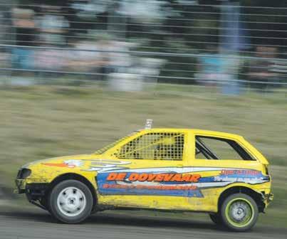 Bleek dat ik als een gestoorde de bocht in vloog. Men zei daar gelijk al dat ze een zware dobber aan mij zouden hebben. Op donderdag testte ik de auto thuis op het land. Vloog gelijk de olie eruit.