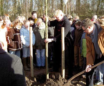 L y a e m e r W o n e n v i e r t f e e s t In het kader van het 100-jarig jubileum van Lyaemer Wonen zijn op de nationale boomplantdag, 22 maart 2006, 100 bomen aan de