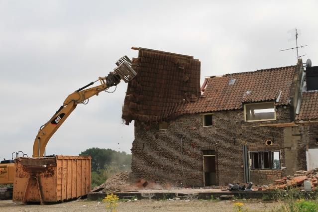 De Vlaamse Waterweg nv Figuur 21: Links: Afbraak 'Taverne Molenveld'; Rechts: gerealiseerde rivierverruiming ter hoogte van de voormalige taverne (eind 2017) CALAMITEITEN In 2017 diende de inname van