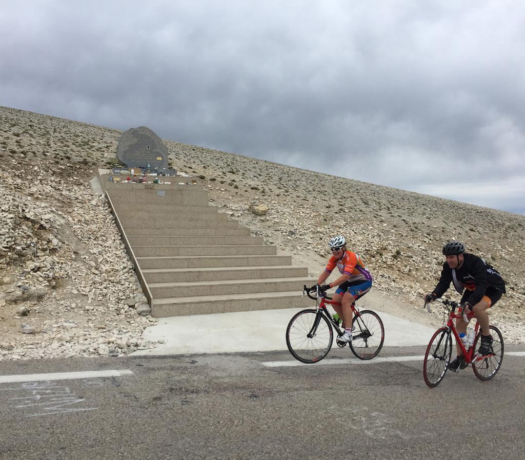 Met de fiets de berg op! Moniek: Op 28 september 2016 begon het nieuwe avontuur van Vincino, ik kreeg een app-je van Jorita, of ik mee wilde doen met haar met of Alp d huzes of Mont Ventoux.