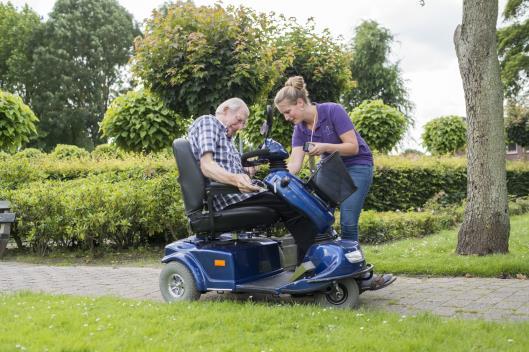 Revalideren bij zmw is intensief oefenen, ook met alledaagse dingen. U staat centraal Het gezegde De klant centraal geldt ook binnen zmw. U staat in het middelpunt, al onze zorg draait om u.