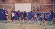 organiseert Wanneer? 6 tot en met 11 augustus Dance-In(n) Summer Maxi Intern danskamp Wat en waar? We logeren in Die Loyale te Maldegem en doen er verschillende sport- en dansactiviteiten.