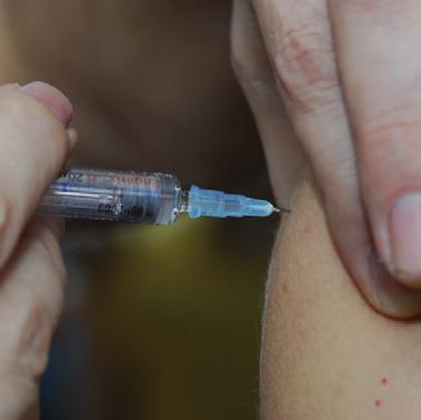 Vaccinaties Alle kinderen in Nederland krijgen vaccinaties uit het Rijksvaccinatieprogramma (RVP) aangeboden. Ze beperken de kans op een aantal besmettelijke ziektes.