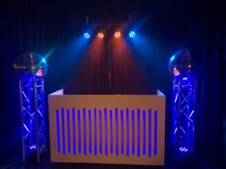 Dj Booth naar keuze 2x truss van 125cm met spiegelbol van 50cm 1x 4-bar met LED-spots Pioneer pro dj set inc.