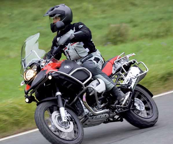 MOTOZINE VEILIGHEIDSTIP Veiligheid en motorrijden gaan wel degelijk samen. Daarom een woordje uitleg over de nieuwe optie, het BMW Motorrad ASC. Beheerste kracht op elk moment.