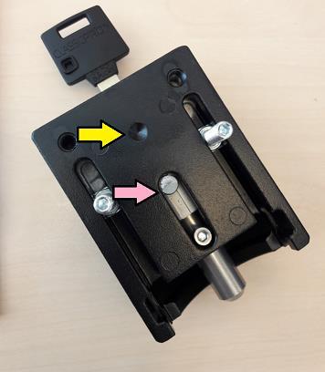 8 4.5 De plaatsing van ArmaDlock en dichtingsplaat slot op het voertuig 4.5.1 Bevestiging M6 schroeven in het slot Breng de schroeven aan in het slot.