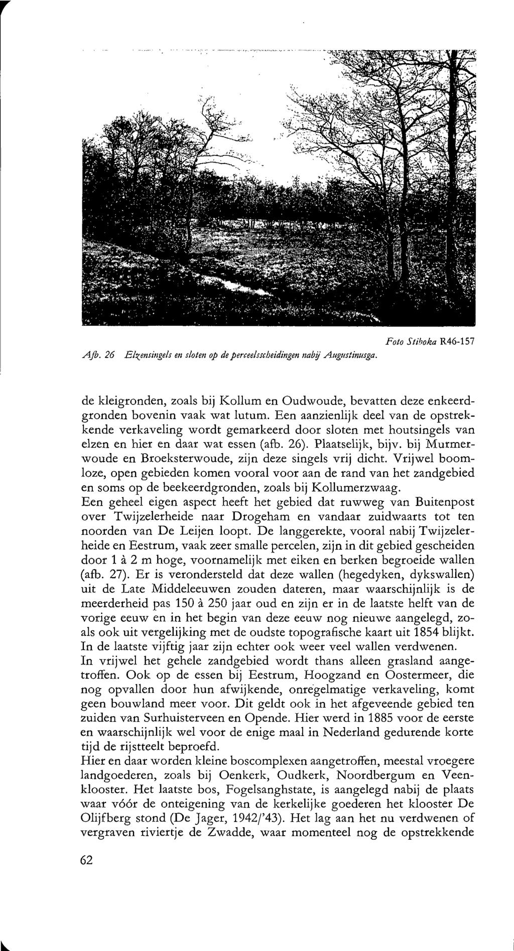 Ajb. 6 El^ensingels en sloten op de perceehscheidingen nabij Augustimtsga. Foto Stiboka R6-57 de kleigronden, zoals bij Kollum en Oudwoude, bevatten deze enkeerdgronden bovenin vaak wat lutum.