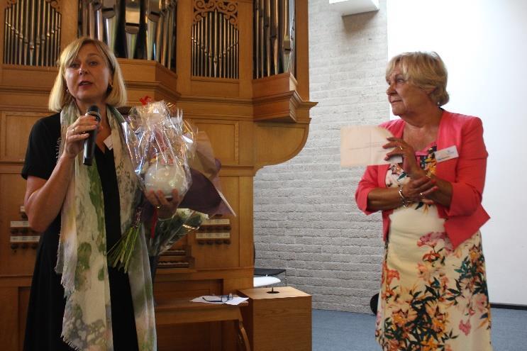 Bij dagsluiting hoorde ook de uitreiking van bloemen en cadeautjes, want er waren drie mensen die helaas afscheid namen van de werkgroep Familiedag.