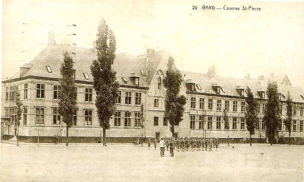 De st Pietersabdij als kazerne dit tot rond 1952 Terug protest op het St-Pietersplein sinds de aanleg van het plein was het plein niet geplaveid.