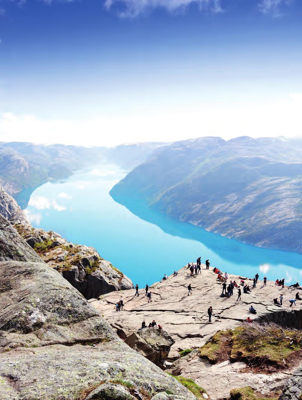Uitzicht op de Lysefjord vanaf de top van de Preikestolen - rechterpagina:
