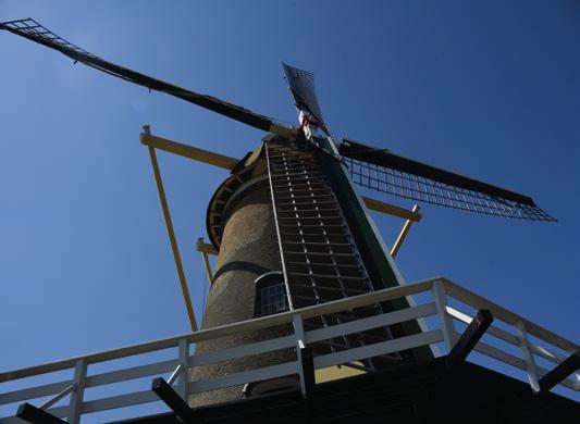 1. Molen Weltevreden Roosjesweg 4, Domburg De ronde bakstenen grondzeiler is uit 1817. De molen is in 1970 door de gemeente aangekocht en in 1973 gerestaureerd.