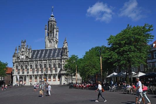 Boven de ingang staat het stadswapen van Middelburg en de wapens van de vier thesauriers van de stad. Zij gaven opdracht en hielden toezicht op de bouw van deze windkorenmolen.