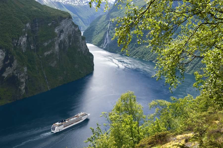 Programma Hellesylt/Geiranger, Noorwegen Hellesylt is een prachtig havenstadje aan de sprookjesachtige fjord van Geiranger.