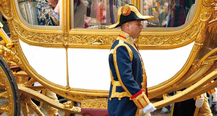 DE KONINKLIJKE STOET VOORDAT DE KONING BEGINT MET DE TROONREDE IS ER EEN KONINKLIJKE STOET DOOR DEN HAAG. DE KONING RIJDT MET DE GOUDEN KOETS VANAF PALEIS NOORDEINDE NAAR HET BINNENHOF.