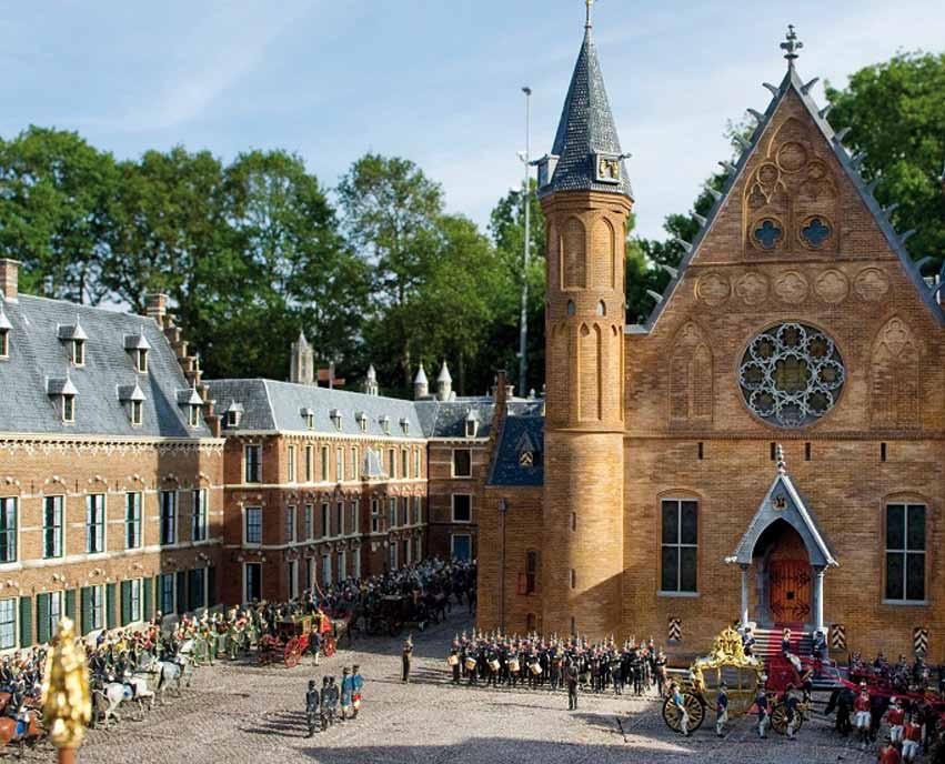 PLATTEGROND RIDDERZAAL DIT IS DE PLATTEGROND VAN DE RIDDERZAAL OP PRINSJESDAG. DE KONING LEEST DAN IN EEN VERGADERING VAN DE EERSTE EN TWEEDE KAMER DE TROONREDE VOOR.