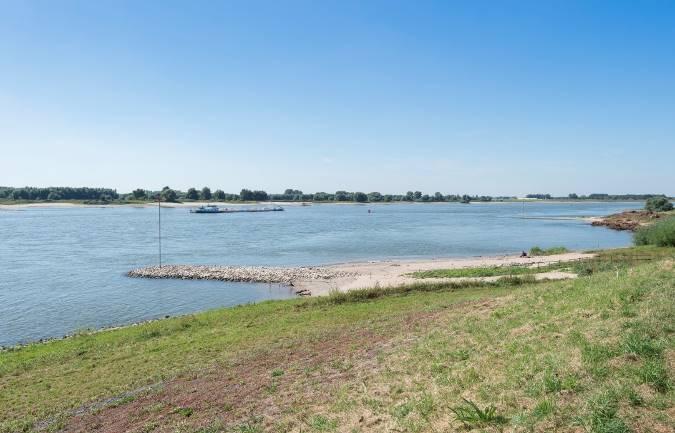 fruitbomen. Langs de dijk torent korenmolen "De Blauwe Reiger" als een markant punt boven Haaften uit. Haaften is een dorp met geschiedenis.