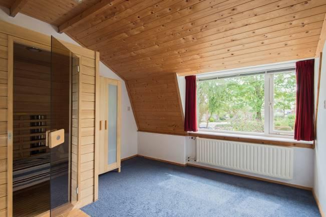 Alle slaapkamers zijn keurig afgewerkt met gladde stuukwerk wanden en met hout betimmerde dakvlakken en plafonds.