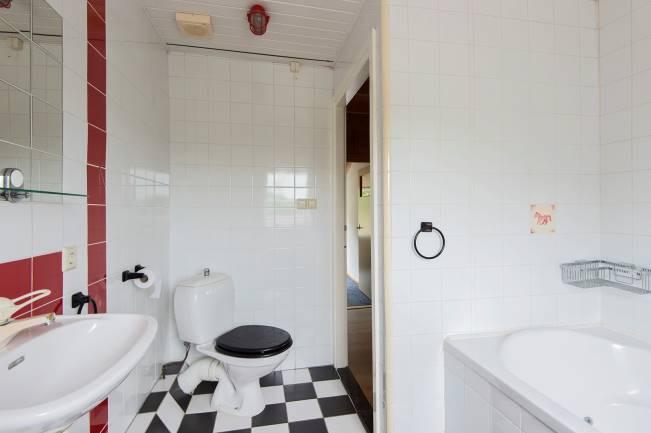 De inrichting bestaat uit een ligbad met whirlpool en jetstreams, een wastafel met planchet en spiegel, een bidet en een toilet.