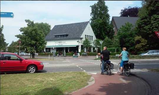 Hierna komen we op een grote rotonde bij restaurant den