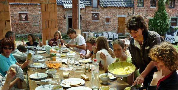 COHOUSING waarover gaat het? La Grande Cense Foto Luc Jonckheere ; ; In snel veranderende samenlevingen zoeken mensen steeds naar nieuwe manieren om gemeenschap te vormen.