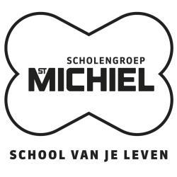 Verloren, gevonden soms opgehaald Een paar handschoenen, een sjaal, een passer, een brooddoos, een pennenzak, een jas, Het lokaal met verloren/gevonden voorwerpen bevat een karrenvracht materiaal.