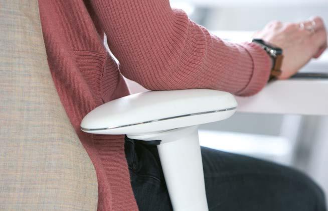 Axia armleggers Voorkoming van nek- en schouderklachten. Uniek aan de armleggers zijn de instelbare pads en het feit dat ze tijdens het kantelen van de stoel niet meebewegen.