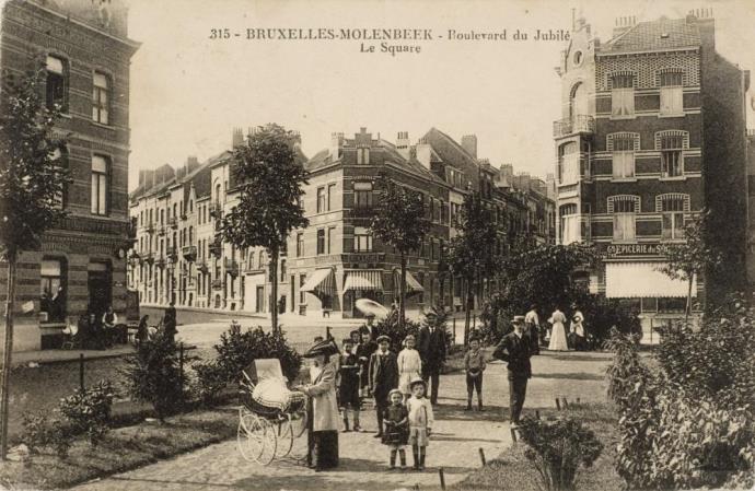 Het monument past duidelijk in de vorm van een kubus. De trappen nodigen de bezoeker uit om het monument te benaderen én om het te betreden.