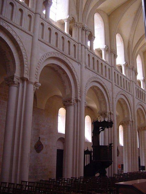 Na de verovering van de Engelse troon door Willem de Veroveraar werden vanaf het einde van de 11de eeuw alle belangrijke kathedralen en kerken volledig heropgebouwd naar het model van de Normandische